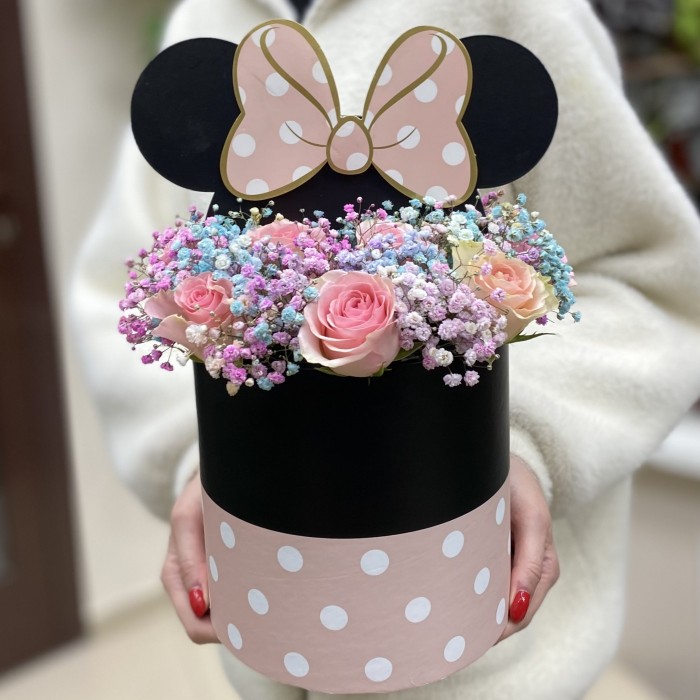 Гипсофила с нежной розой в коробке Микки Маус